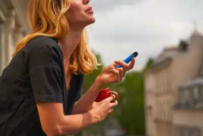 une femme qui vapote