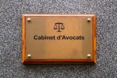 L'importance d'une plaque professionnelle avec logo pour votre visibilité