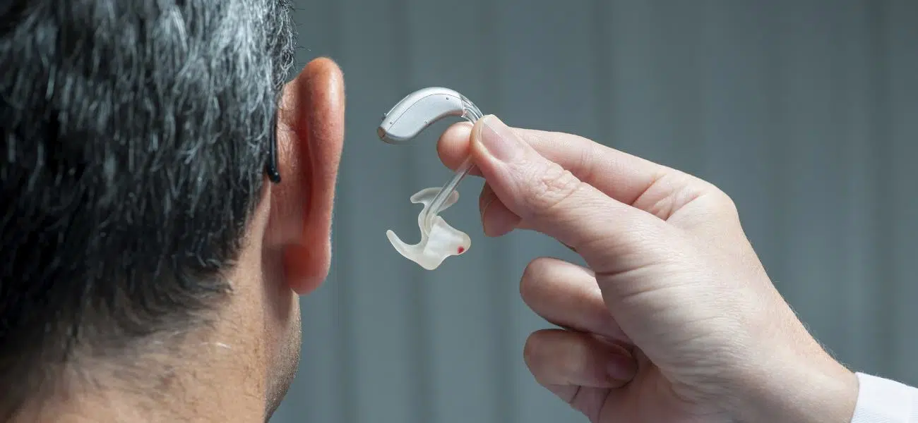 Placer la prothèse auditive pour mieux entendre