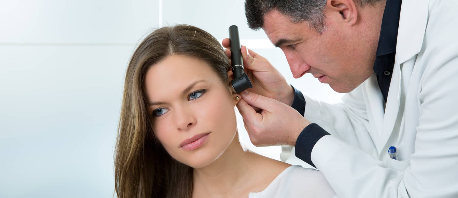 Un médecin soignant sa patiente dont l'oreille est bouchée 