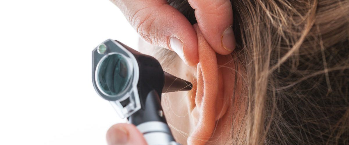 Oreille bouchée : quel médecin consulter ?