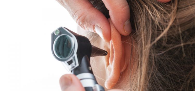Oreille bouchée : quel médecin consulter ?