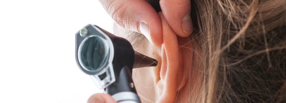Oreille bouchée : quel médecin consulter ?