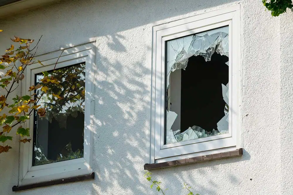 Une vitre de fenêtre brisée à remplacer