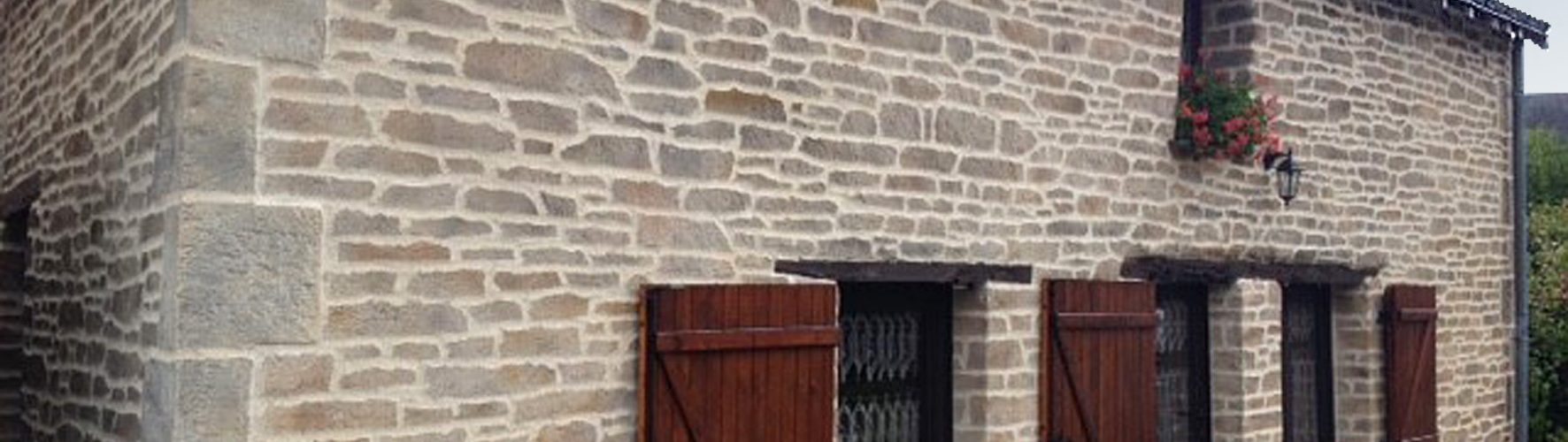 Rénover la façade de votre maison : le choix de la pierre naturelle
