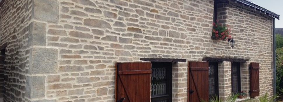 Rénover la façade de votre maison : le choix de la pierre naturelle