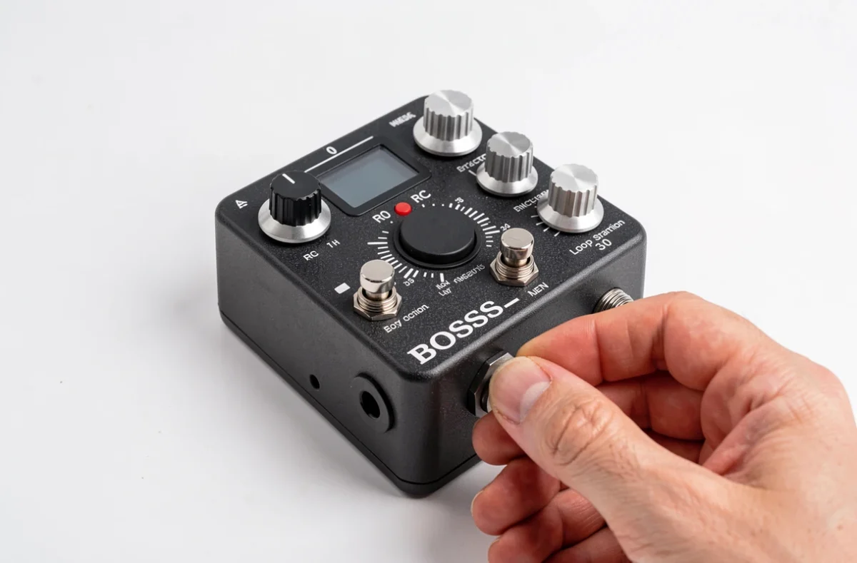 Gros plan détaillé du Boss RC-30 Loop Station sur fond blanc avec ajustement des réglages