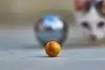 Boule de pétanque à choisir pour arriver proche du cochonnet