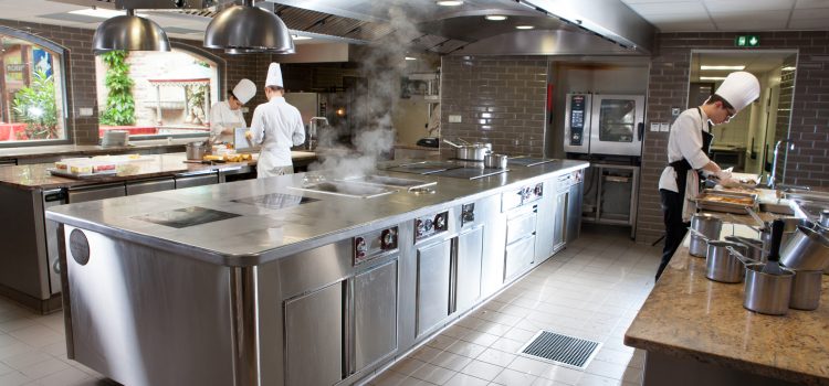 Tables réfrigérées pour pizzeria et saladettes : comment avoir tous vos ingrédients à portée de main et toujours à la bonne température ?