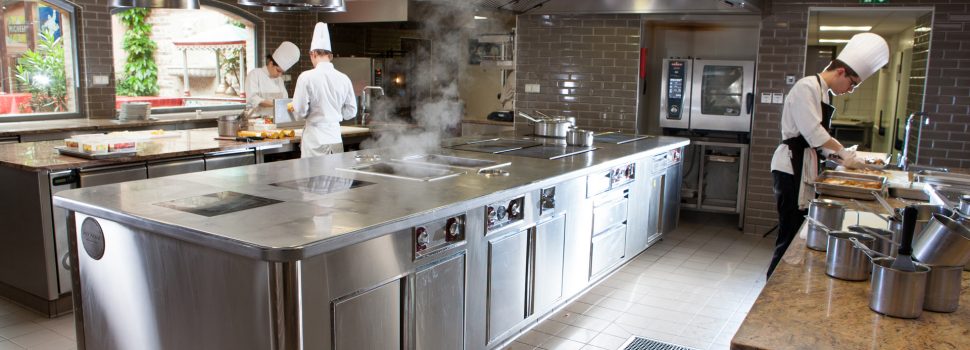 Tables réfrigérées pour pizzeria et saladettes : comment avoir tous vos ingrédients à portée de main et toujours à la bonne température ?