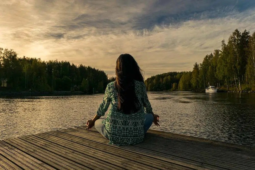 Femme en position de yogi