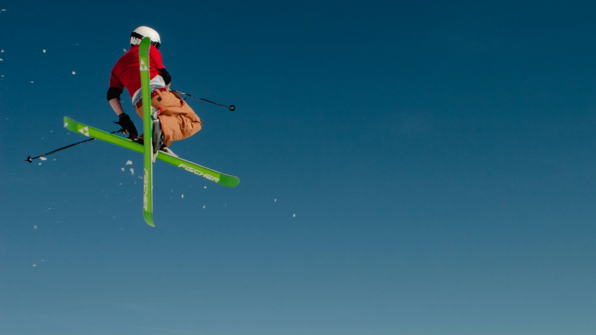 jeune homme en train de sauter en ski pendant les vacances d'hiver