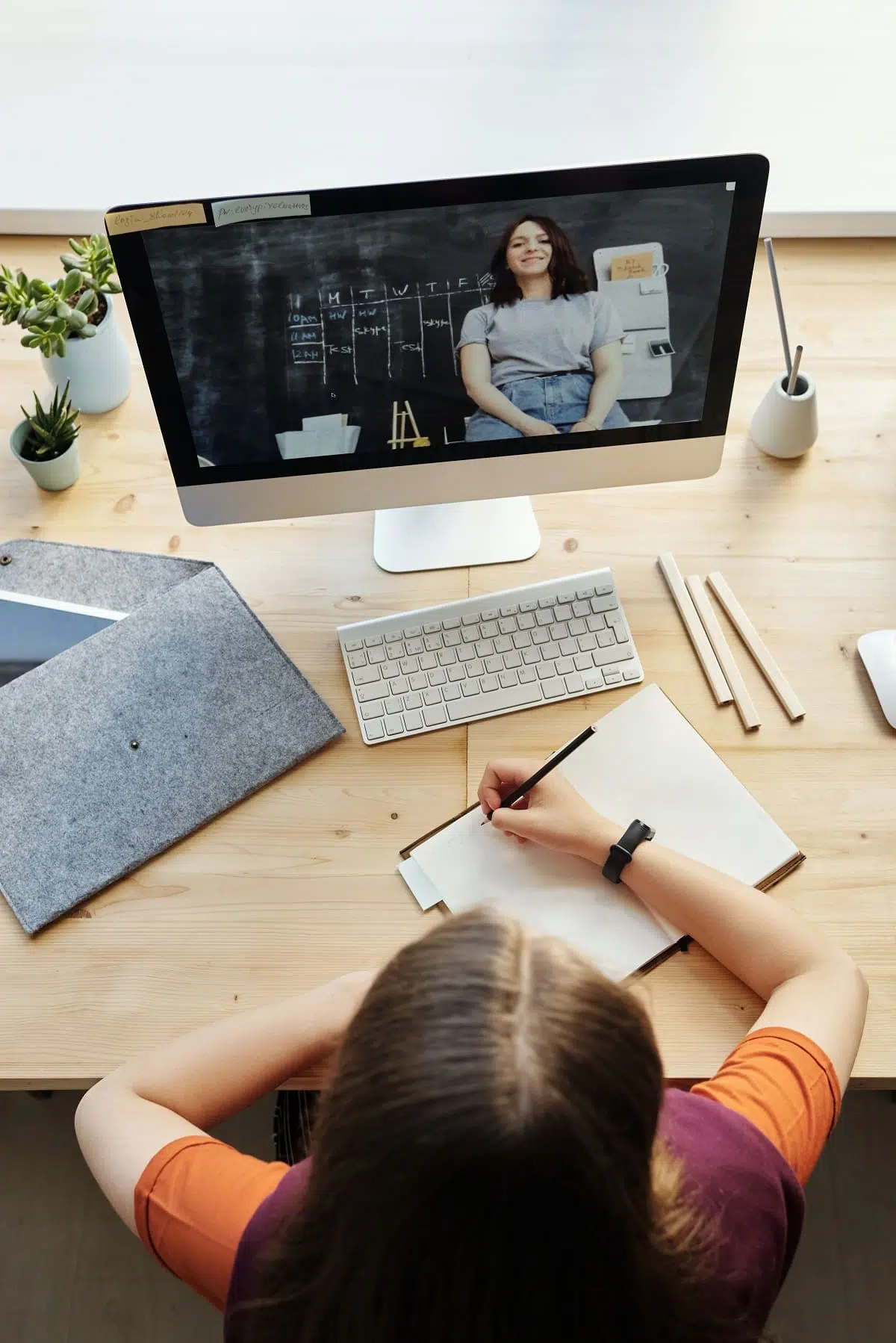 Une étudiante en cours visio