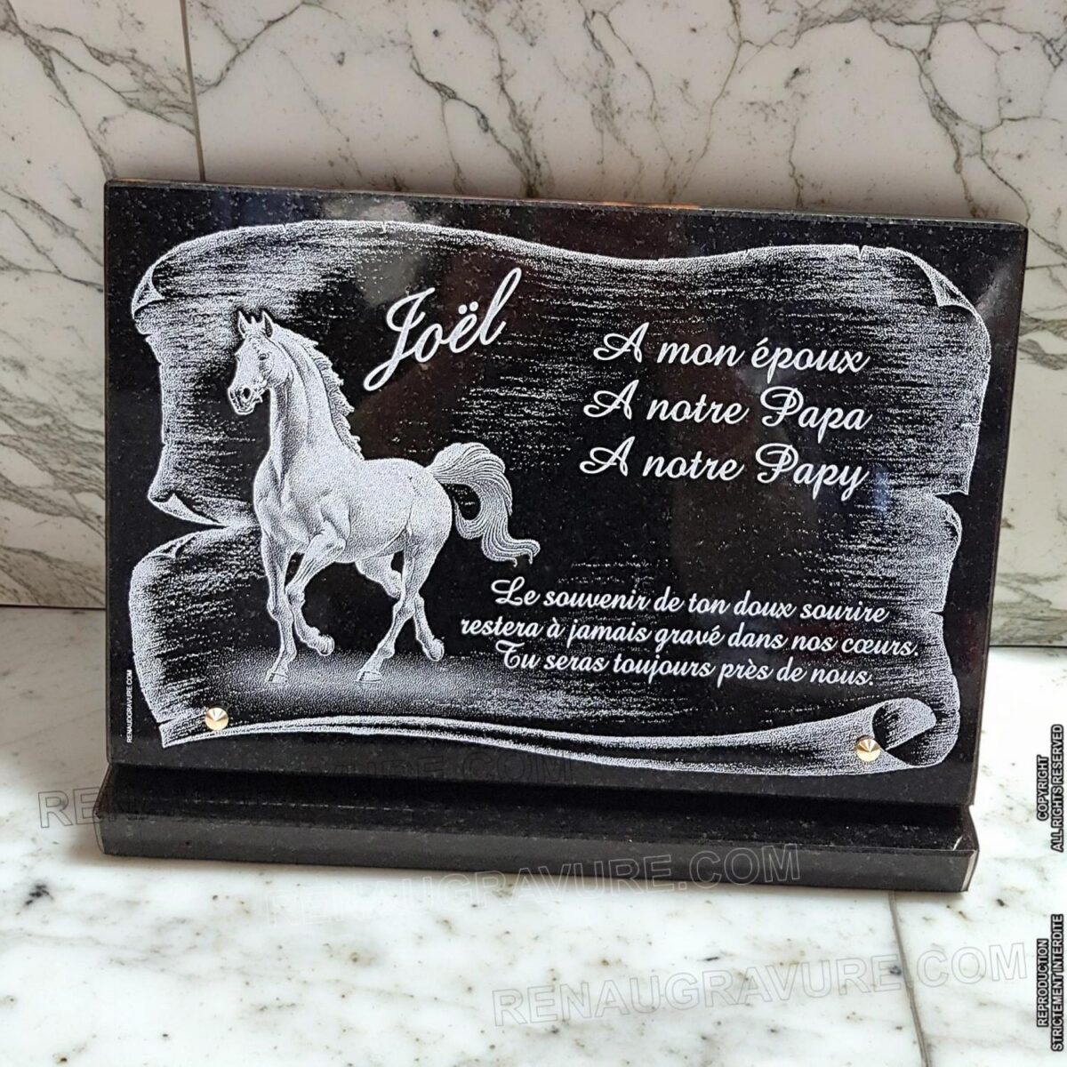 plaque funéraire noire et blanche
