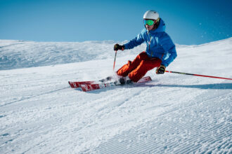 Pourquoi acheter un ensemble skis, chaussures et bâtons simplifie la préparation d’un séjour au ski ?