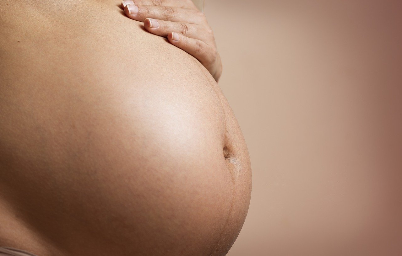 Un ventre de femme enceinte