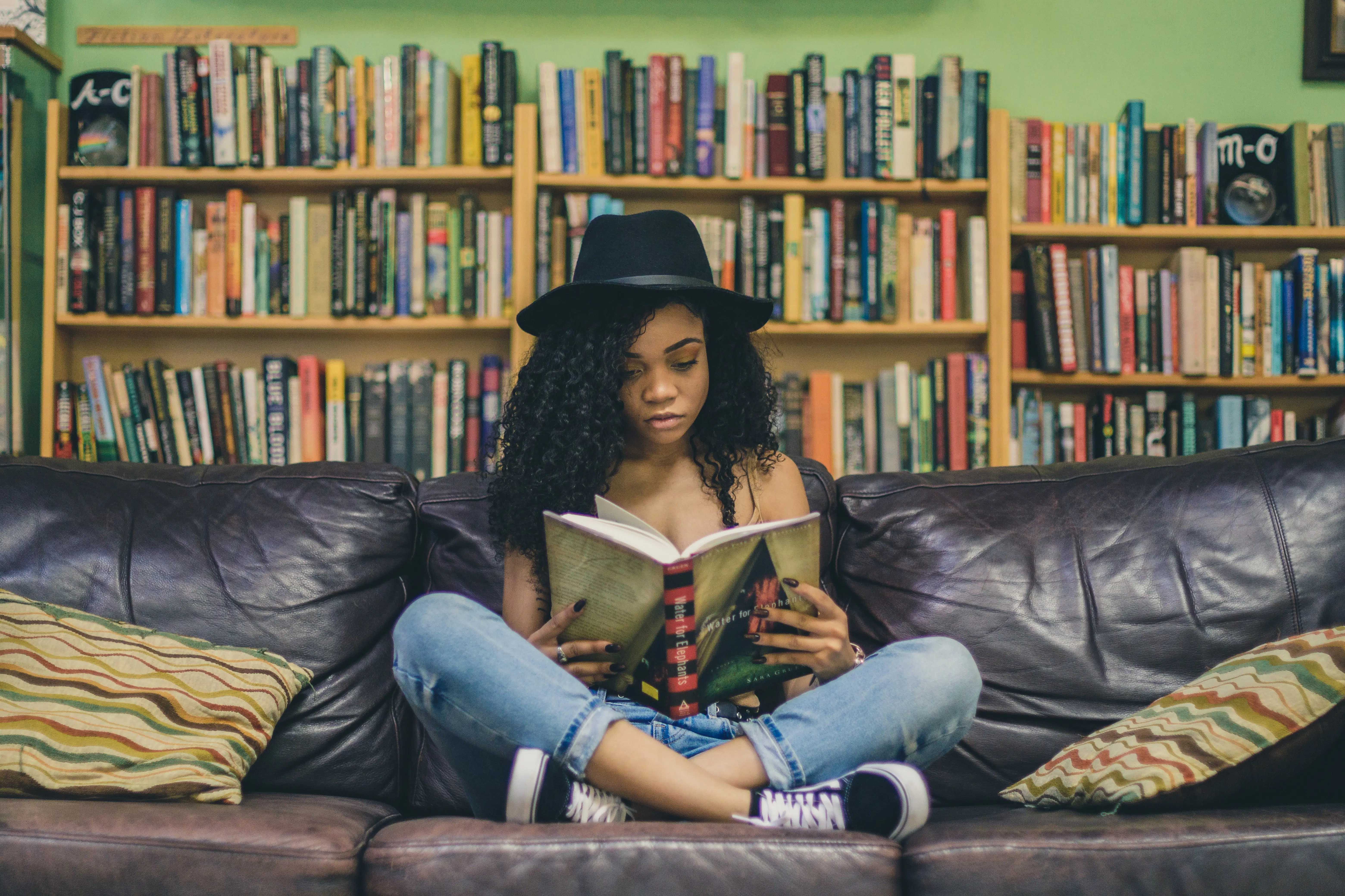 Une adolescente qui lit