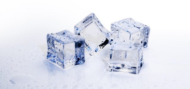 Une machine à glaçons pour rafraîchir les boissons